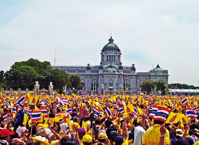 Une foule de partisans venu acclamer le roi de Thailande pour son anniversaire