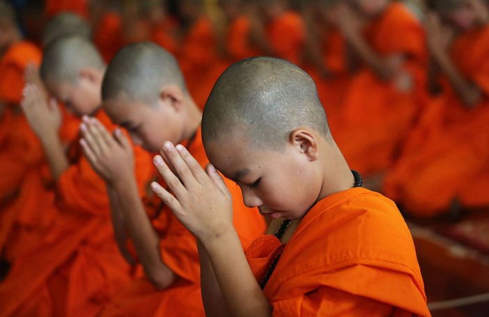 Un enfant moine qui apprend le bouddhisme Théravada