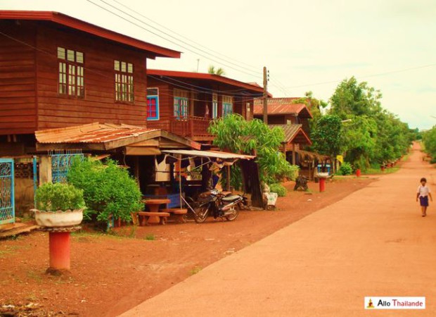 Maison traditionnel en bois bordant les rues du village