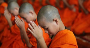 Un enfant moine qui apprend le bouddhisme Théravada